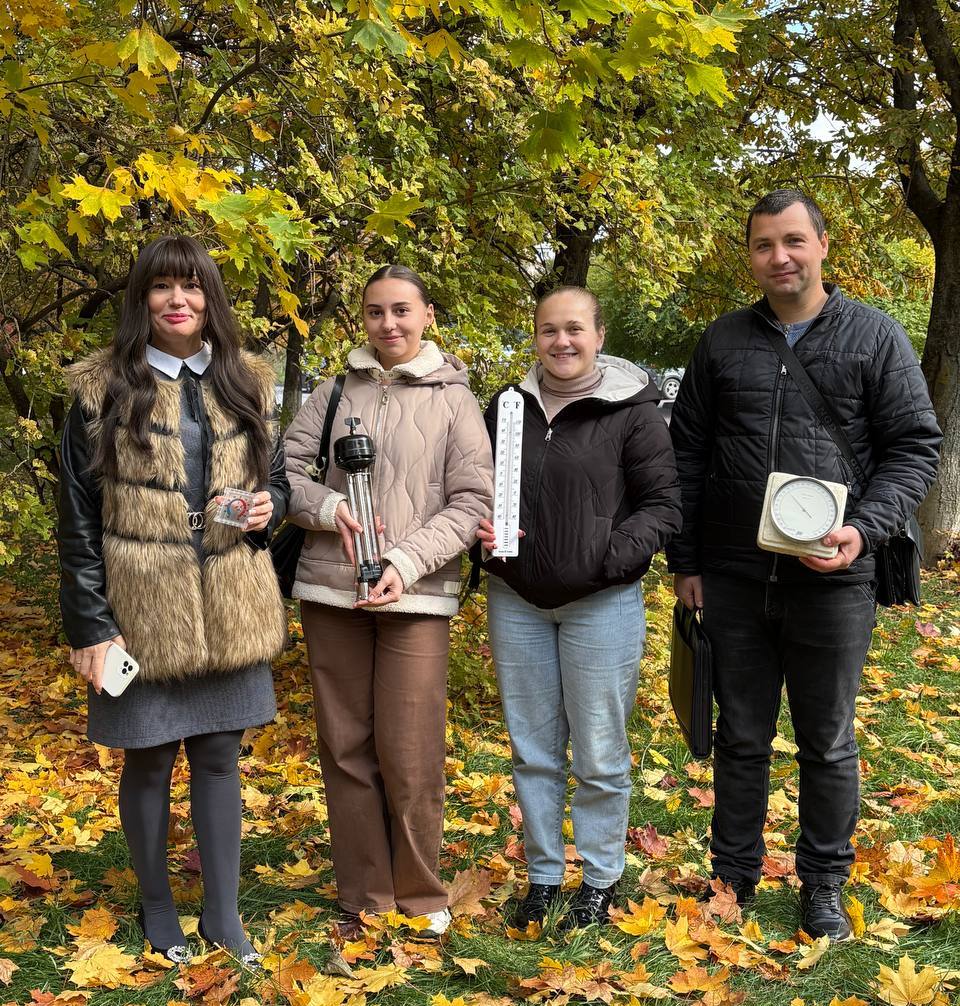  Керівник практики доцент Наталія Таранова та студенти ТНПУ з польовим обладнанням.jpg
